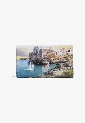 Portafoglio con una scena costiera che raffigura una persona con un cappello, circondata da acqua, barche e scogliere rocciose, stampato su materiale testurizzato.