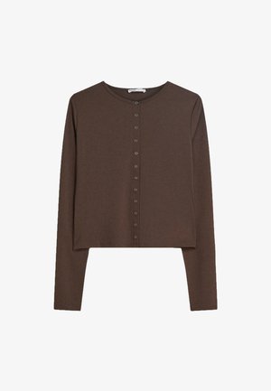 Hnedý kardigán s dlhým rukávom a okrúhlym výstrihom, so zapínaním na gombíky a viditeľnými kovovými cvokmi. Mäkká, hladká tkanina s krátkym lemom.