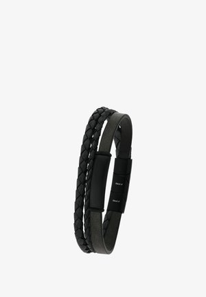 Pulsera de hombre negra con tiras de cuero trenzado y liso y un cierre magnético etiquetado como "Steel α."