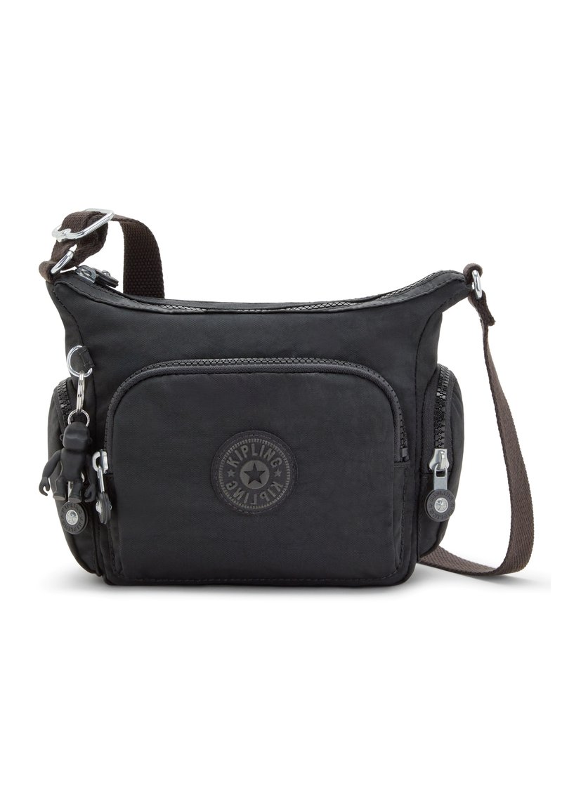 Borsa a tracolla nera in tessuto con due tasche frontali con zip, un embellimento con portachiavi e una tracolla regolabile marrone. Dettaglio del logo circolare sul davanti.
