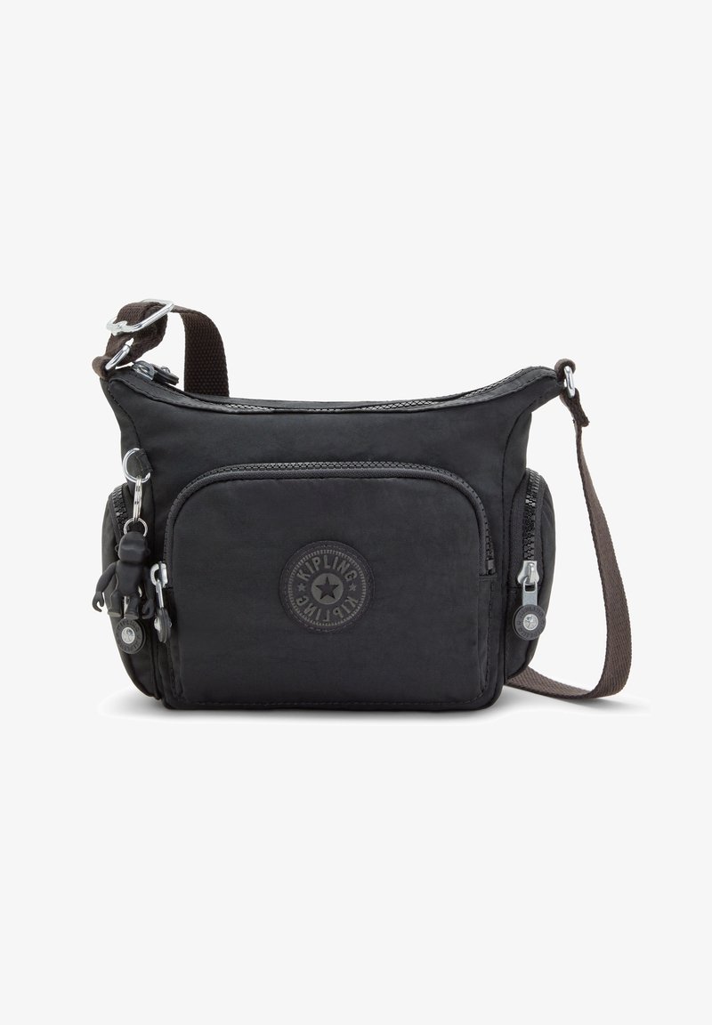 Borsa a tracolla nera in tessuto con due tasche frontali con zip, un embellimento con portachiavi e una tracolla regolabile marrone. Dettaglio del logo circolare sul davanti.