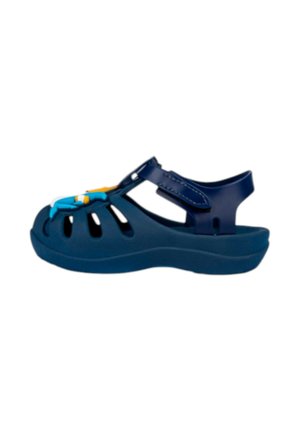 Sandalia infantil azul marino con correa ajustable y decoración de pez de dibujos animados en la parte delantera, puntera cerrada y laterales abiertos.