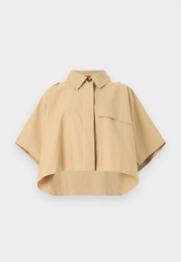 Chemise beige à manches courtes avec un col pointu, une poche poitrine unique et un ourlet incurvé. Fabriquée en tissu léger avec une texture lisse.