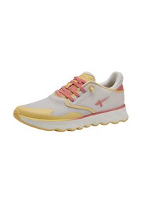 Zapatilla de running ligera con una parte superior de malla blanca, cordones rosas y acentos amarillos. Presenta una suela acolchada y ondulada para mayor soporte.