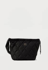 Μαύρη τσάντα με καπιτονέ σχέδιο, ορθογώνιας μορφής, με κλείσιμο κορδονιού, φαρδύ λουρί και λάβαρο στην μπροστινή πλευρά. Λείος υφής.