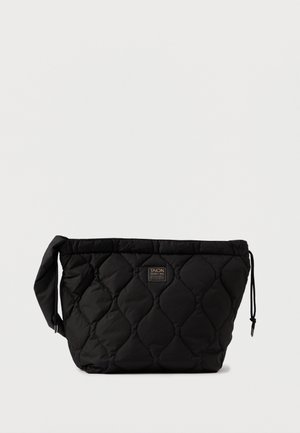 Borsa nera trapuntata di forma rettangolare, con chiusura a cordoncino, una tracolla ampia e una patch con logo sul davanti. Texture liscia.