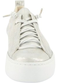 Metallisch silberner Sneaker mit abgerundetem Zehenbereich, weißer Gummisohle und weißen Schnürsenkeln. Glatte Textur mit dezentem Glanz und einer Schlaufe an der Ferse.