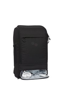 Schwarzer Rucksack mit schlankem Design, aus strapazierfähigem Stoff. Verfügt über ein mit Reißverschluss versehenes Fach, das Kabel und ein glattes Innenfutter preisgibt.