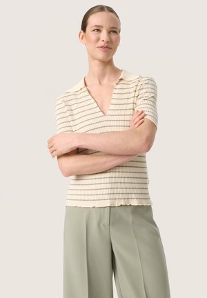 Beige stribet kortærmet sweater med V-hals og ribbet tekstur, der har vandrette marineblå striber og en bølgekant.