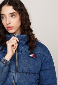 Tommy Jeans Vinterjacka - denim medium