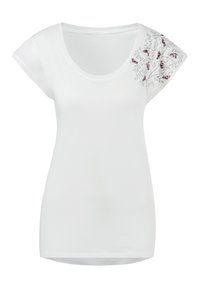 Camiseta de algodón blanca con mangas cortas, que presenta flores rojas bordadas y hojas verdes en el hombro izquierdo. Cuello redondo.