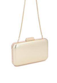 Pravokotni kovinski zlati torbica z zlatim verižnim trakom in z zaponko na vrhu.