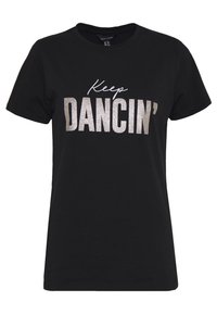Camiseta de algodón negra con mangas cortas y cuello redondo, con "Keep DANCIN'" en letras brillantes plateadas y blancas en la parte delantera.