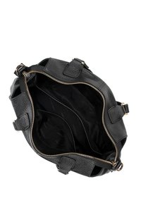 Borsa a mano in pelle nera, esterno texturizzato, chiusura con zip, due manici, interno spazioso con fodera logo e tasca laterale.