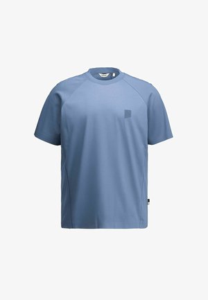 Jasnoniebieska koszulka z krótkim rękawem i okrągłym dekoltem, z małą naszywką z logo na piersi oraz kontrastowymi bocznymi panelami. Miękka faktura materiału.