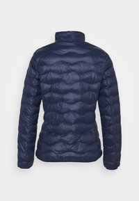 Marinblå puffjacka med en kviltad mönstring, med hög krage och långa ärmar. Slät textur med ett lätt utseende.