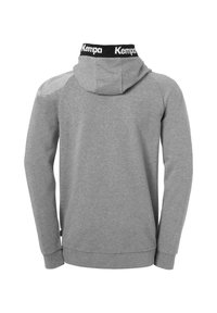 Grå hættetrøje i en bomuldsblanding, med en struktureret hætte, sort mærke-kollær og mesh-detalje på venstre skulder.