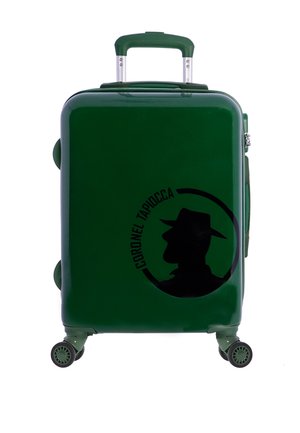 Maleta dura verde con un acabado brillante. Presenta un diseño de silueta negra y cuatro ruedas para mayor movilidad. Incluye un mango retráctil.