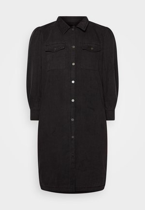Robe chemise en denim noir avec un col, des manches bouffantes, deux poches poitrine et une fermeture à boutons sur le devant. Texture lisse et design longueur genoux.