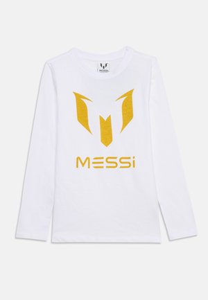 Biele košeľa s dlhým rukávom s veľkým zlatým štýlizovaným logom "M" a slovom "MESSi" vytlačeným pod ním vpredu.
