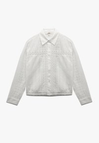 Hvid langærmet skjorte med knaplukning, pyntet med blonder og hulbroderi, spidse kraver og manchetter.