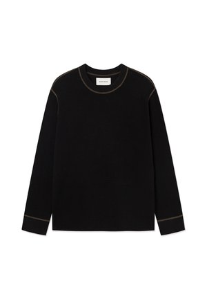 T-shirt noir à manches longues en maille gaufrée avec des coutures contrastantes aux épaules, à l’encolure et aux poignets, avec un col rond et une étiquette Wood Wood à l’intérieur.