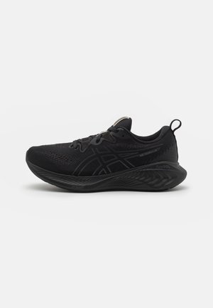 Scarpa sportiva nera con upper in rete, dettagli testurizzati e suola leggera e ammortizzata. Presenta una punta arrotondata e lacci piatti.