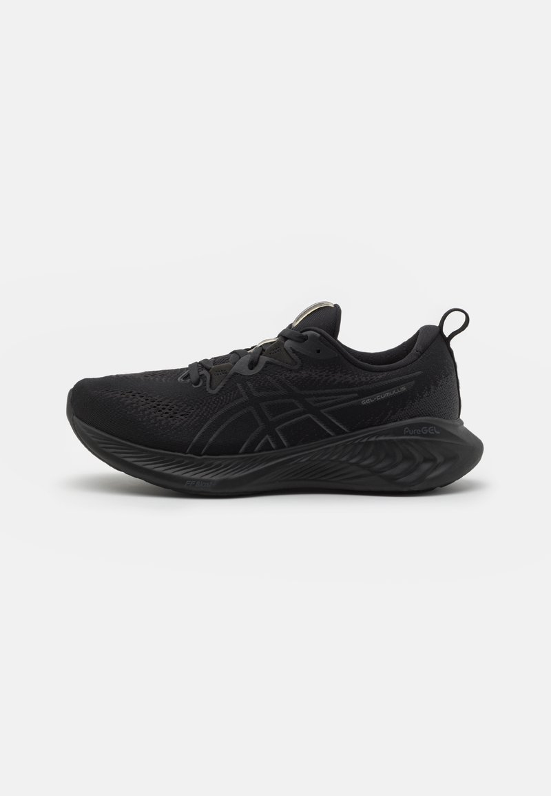 Scarpa sportiva nera con upper in rete, dettagli testurizzati e suola leggera e ammortizzata. Presenta una punta arrotondata e lacci piatti.