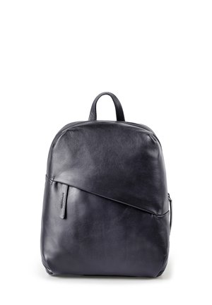 Schwarzer Leder-Rucksack mit runder Form, ausgestattet mit einem diagonalen Reißverschlussdetail und einem oberen Griff für einfachen Transport. Glatte Oberfläche insgesamt.