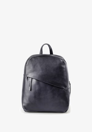 Zaino in pelle nera dalla forma arrotondata, con una zip diagonale e una maniglia superiore per un facile trasporto. Texture liscia su tutta la superficie.