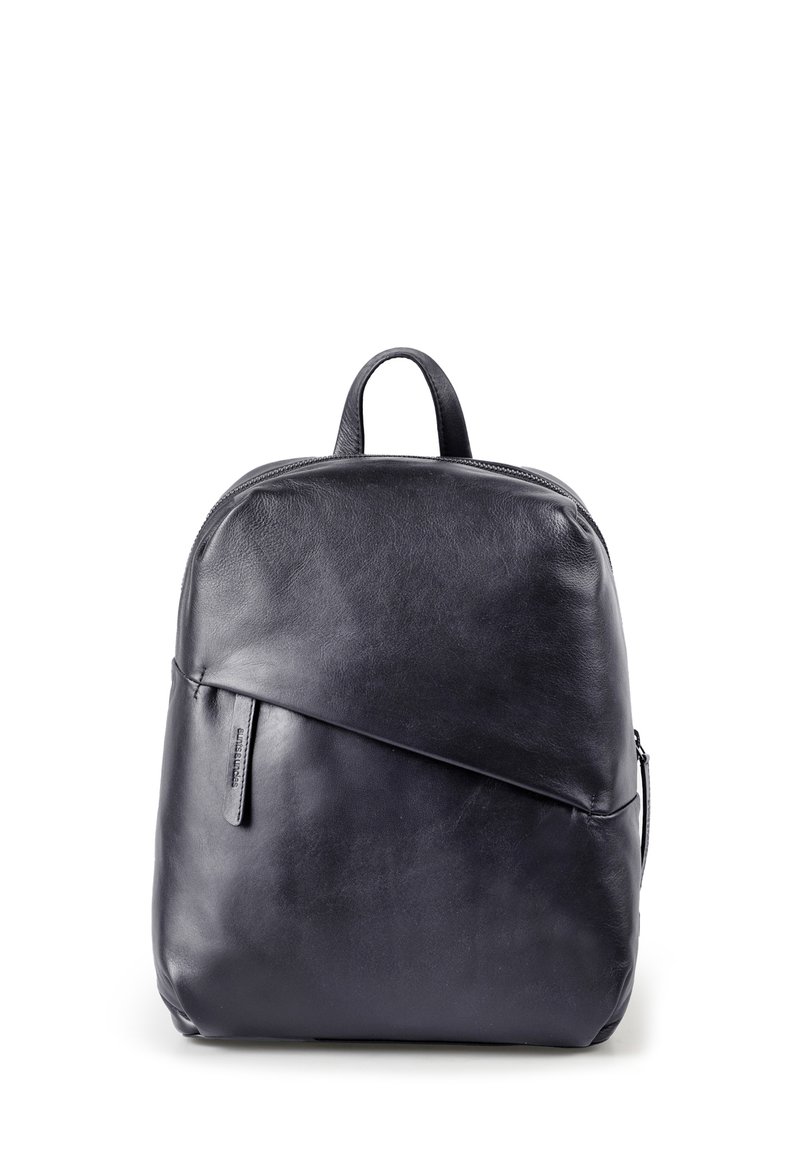 Zaino in pelle nera dalla forma arrotondata, con una zip diagonale e una maniglia superiore per un facile trasporto. Texture liscia su tutta la superficie.