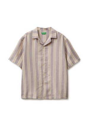 Koszula z krótkim rękawem na guziki, z pionowymi beżowymi i jasnobrązowymi paskami oraz kołnierzykiem z wycięciem, rozłożona na białym tle.