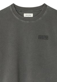 Sweat-shirt gris foncé à col rond avec petit logo noir "American Vintage" sur la poitrine gauche et détail de couture au niveau du col.
