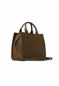 Bruine leren tote bag met dubbele handvatten, een afneembare schouderriem en een gestructureerde afwerking. Beschikt over een minimalistisch ontwerp en een geperst logo.