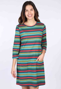 Gestreiftes Kleid mit Dreiviertelärmeln, das türkisfarbene, rote und olivgrüne Streifen aufweist. Enthält zwei vordere Taschen. Weiches Strickgewebe.