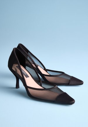 Musta kandadega kontsakingad terava ninaosaga, millel on võrkkangast detailid ja satiinist aktsendid. Kontsa kõrgus on ligikaudu 2,5 tolli.