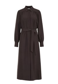 Robe bouton détaillée en marron, avec manches longues, une ceinture nouée à la taille et des plis aux épaules. Tissu doux, design longue au sol.