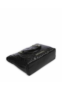 Sac à main en cuir matelassé noir de forme rectangulaire, avec une bandoulière chaîne et tissu, arborant un logo doré sur le devant. Texture lisse.