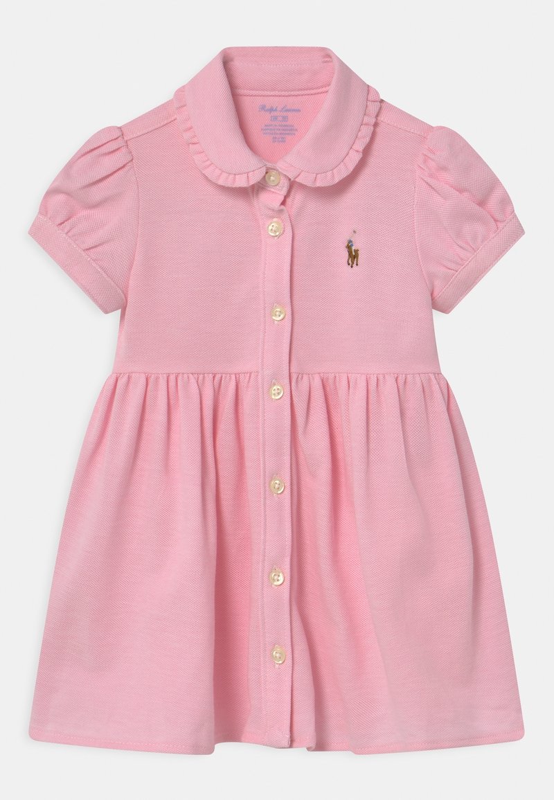 Vestido de bebé rosa de manga corta con collar con volantes, cierre delantero de botones, mangas abullonadas y pequeño logo bordado en el pecho.