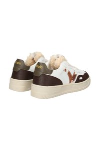 Paire de baskets blanches avec des détails marron et orange, semelles beiges, languettes de talon vert olive et doublure intérieure en fourrure beige douce.