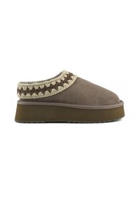 Scarpe slip-on in pelle scamosciata marrone con un accento intrecciato lungo il colletto, caratterizzate da una suola spessa e strutturata per stabilità e comfort.