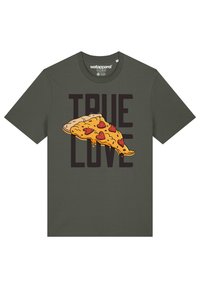 Olijfgroene t-shirt met een cartoon pizza slice met hart-toppings en de tekst "WARE LIEFDE" in vetgedrukte zwarte letters.