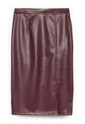 Gonna a tubino in pelle bordeaux con una texture liscia, design aderente e spacco laterale. Presenta linee pulite e dettagli cuciti.