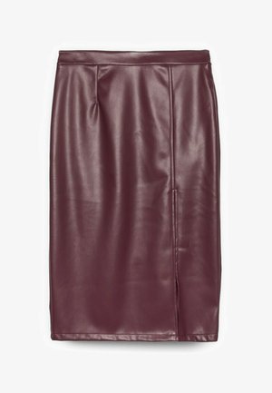 Jupe crayon en cuir bordeaux avec une texture lisse, un design ajusté et une fente sur le côté. Présente des lignes épurées et des détails de couture.