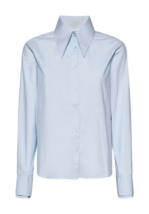 Camicia azzurro chiaro a maniche lunghe con collo largo a punta e polsini con bottoni, mostrata su sfondo bianco.