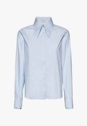 Camicia azzurro chiaro a maniche lunghe con collo largo a punta e polsini con bottoni, mostrata su sfondo bianco.