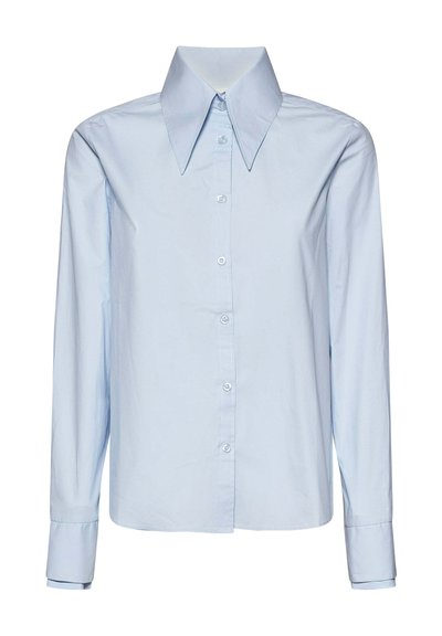 Camicia azzurro chiaro a maniche lunghe con collo largo a punta e polsini con bottoni, mostrata su sfondo bianco.