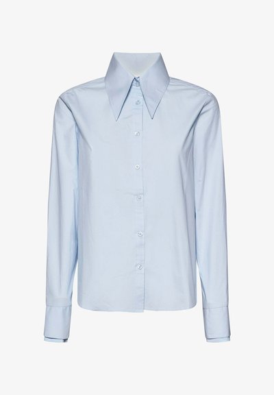 Camicia azzurro chiaro a maniche lunghe con collo largo a punta e polsini con bottoni, mostrata su sfondo bianco.