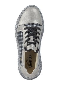 Sneaker glitterato argento con fianchi a scacchi bianchi e neri, parte anteriore con lacci neri e suola decorativa a motivo. Caratterizzato da logo all'interno.