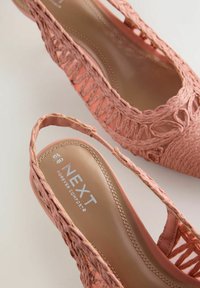 Roze geweven slingback platte schoenen met gevoerde binnenzolen en een ronde neus, gelabeld Next Forever Comfort, maat 40.
